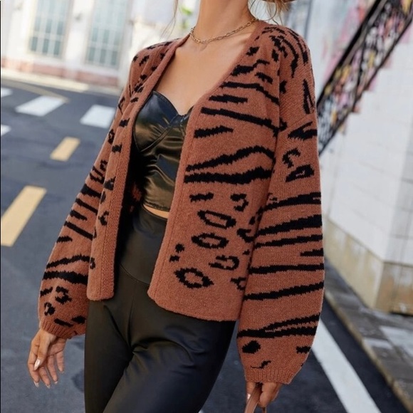 🔥LAST CHANCE🔥 Plush Animal Print Cardigan 🐾 - Picture 2 of 5